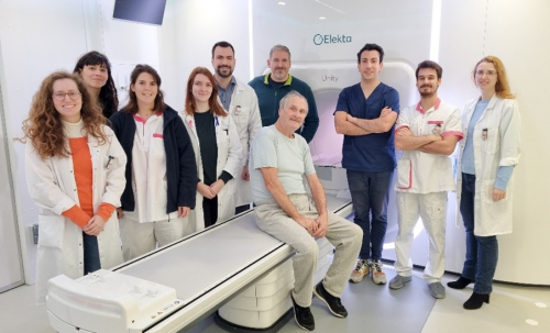 L’équipe de l'IRM Linac au côté du 100ième patient venu de Charleroi pour une radiothérapie en 3 séances.